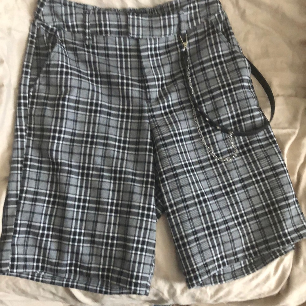 Black and white shorts with chain